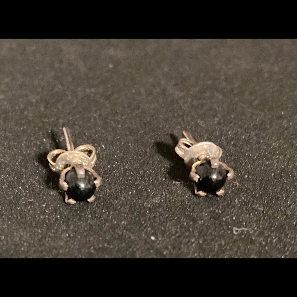 0.6 gram cabochon onyx & silver earrings